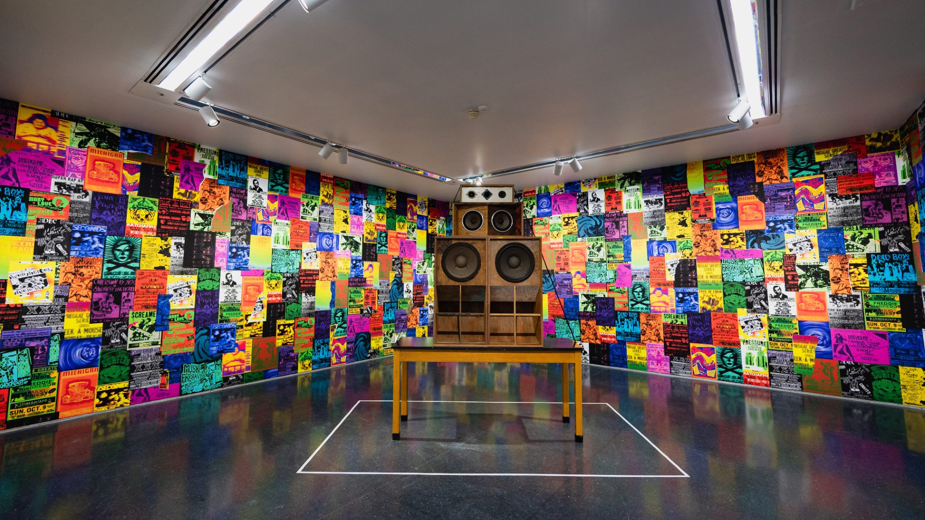 アート・デザイン・音楽 EXHIBITIONS: GRAPHIC MESSAGES アート・デザイン・音楽 EXHIBITIONS: GRAPHIC MESSAGES Back to